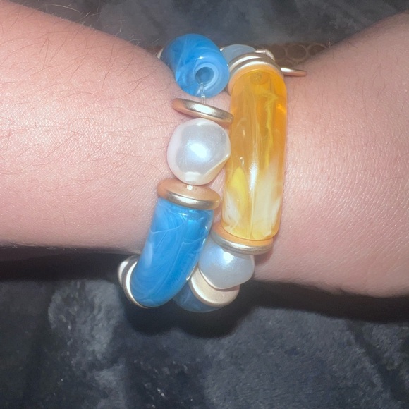 Two Plunder Posse Blue & Yellow Marbled Pearl Matte Gold Elastic Bracelet Set - Picture 4 of 4